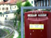 Roter Briefkasten von Poste Italiane: Die Einwurfschlitze unterscheiden zwischen Sendungen „für die Stadt“ und „alle anderen Ziele“. Ein System, das viele Deutsche überrascht. (Foto: © Lifeinapixel / Adobe Stock)