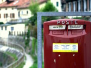 Roter Briefkasten von Poste Italiane: Die Einwurfschlitze unterscheiden zwischen Sendungen „für die Stadt“ und „alle anderen Ziele“. Ein System, das viele Deutsche überrascht. (Foto: © Lifeinapixel / Adobe Stock)
