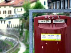 Post und Pakete in Italien: Wie die Poste Italiane 2025 wirklich funktioniert Roter Briefkasten von Poste Italiane: Die Einwurfschlitze unterscheiden zwischen Sendungen „für die Stadt“ und „alle anderen Ziele“. Ein System, das viele Deutsche überrascht. (Foto: © Lifeinapixel / Adobe Stock)