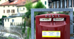 Post und Pakete in Italien: Wie die Poste Italiane 2025 wirklich funktioniert Roter Briefkasten von Poste Italiane: Die Einwurfschlitze unterscheiden zwischen Sendungen „für die Stadt“ und „alle anderen Ziele“. Ein System, das viele Deutsche überrascht. (Foto: © Lifeinapixel / Adobe Stock)