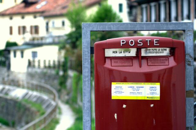 Roter Briefkasten von Poste Italiane: Die Einwurfschlitze unterscheiden zwischen Sendungen „für die Stadt“ und „alle anderen Ziele“. Ein System, das viele Deutsche überrascht. (Foto: © Lifeinapixel / Adobe Stock)