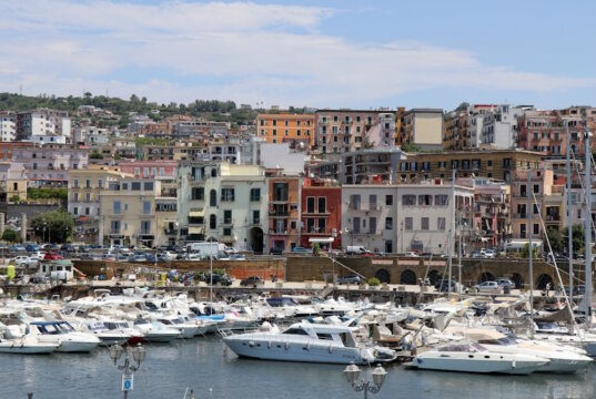 Der Hafen von Pozzuoli – hier betrat Apostel Paulus erstmals italienischen Boden (Apg 28,13–14). (Foto: © Bastian Glumm)