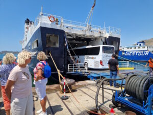 Ein Reisebus fährt von Bord einer Autofähre der Reederei Gestour – ein alltägliches Bild am Hafen von Pozzuoli. (Foto: © Bastian Glumm)