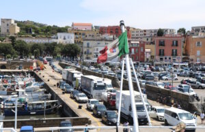 Blick vom Fährdeck auf den Hafen von Pozzuoli: Autos und Lastwagen warten auf die Einschiffung zur Insel Ischia. (Foto: © Bastian Glumm)