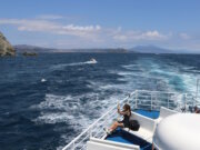 Rückblick auf das Festland während der Überfahrt von Pozzuoli nach Ischia – mit Blick auf den Vesuv und das tiefblaue Tyrrhenische Meer. (Foto: © Bastian Glumm)