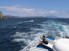 Rückblick auf das Festland während der Überfahrt von Pozzuoli nach Ischia – mit Blick auf den Vesuv und das tiefblaue Tyrrhenische Meer. (Foto: © Bastian Glumm)