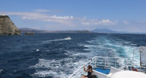 Rückblick auf das Festland während der Überfahrt von Pozzuoli nach Ischia – mit Blick auf den Vesuv und das tiefblaue Tyrrhenische Meer. (Foto: © Bastian Glumm)