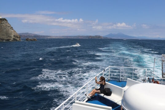 Rückblick auf das Festland während der Überfahrt von Pozzuoli nach Ischia – mit Blick auf den Vesuv und das tiefblaue Tyrrhenische Meer. (Foto: © Bastian Glumm)