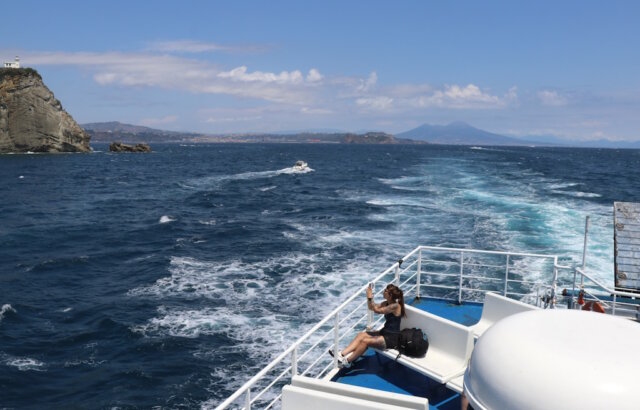 pozzuoli-ischia-faehre-schiff (8) Rückblick auf das Festland während der Überfahrt von Pozzuoli nach Ischia – mit Blick auf den Vesuv und das tiefblaue Tyrrhenische Meer. (Foto: © Bastian Glumm)