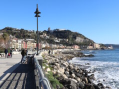 Ankommen in Italien: Wie Expats sich wirklich einleben Unser Weg führt uns nach Pozzuoli am Golf von Neapel. Hier beginnt für uns als Expats der Schritt vom Ankommen zum echten Alltag in Italien. (Foto: © Bastian Glumm)