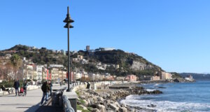 Ankommen in Italien: Wie Expats sich wirklich einleben Unser Weg führt uns nach Pozzuoli am Golf von Neapel. Hier beginnt für uns als Expats der Schritt vom Ankommen zum echten Alltag in Italien. (Foto: © Bastian Glumm)