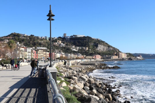 Unser Weg führt uns nach Pozzuoli am Golf von Neapel. Hier beginnt für uns als Expats der Schritt vom Ankommen zum echten Alltag in Italien. (Foto: © Bastian Glumm)