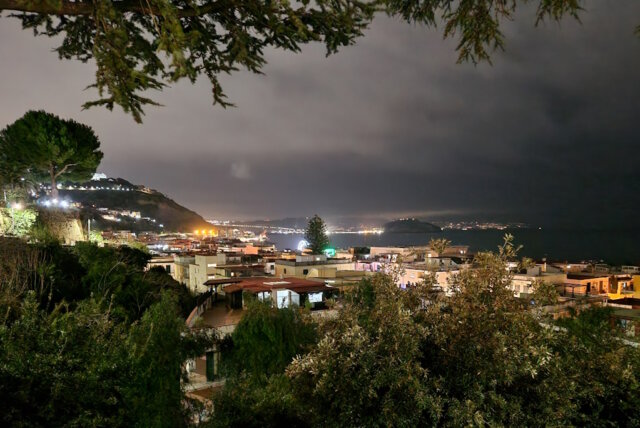 Freitagabend in Italien: Ein Moment voller Genuss und Lebensfreude. Ob beim Aperitivo mit Freunden, einem köstlichen Abendessen oder einem entspannten Spaziergang. (Foto: © Bastian Glumm)