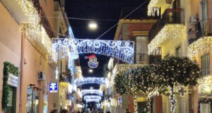 Festlich geschmückt präsentiert sich Pozzuoli zum Beginn der italienischen Weihnachtszeit, die traditionell am 8. Dezember startet. (Foto: © Bastian Glumm)