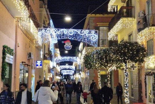 Festlich geschmückt präsentiert sich Pozzuoli zum Beginn der italienischen Weihnachtszeit, die traditionell am 8. Dezember startet. (Foto: © Bastian Glumm)