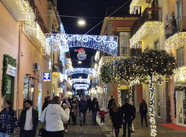 pozzuoli-natale-weihnachten Festlich geschmückt präsentiert sich Pozzuoli zum Beginn der italienischen Weihnachtszeit, die traditionell am 8. Dezember startet. (Foto: © Bastian Glumm)