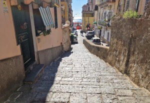 Eine uralte Treppe verbindet in Pozzuoli die Unterstadt mit Uferpromenade mit den höher gelegenen Vierteln. (Foto: © Bastian Glumm)