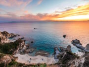 Die versteckte Bucht Praia i Focu bei Capo Vaticano – nur zu Fuß oder per Boot erreichbar, mit spektakulärem Blick auf die Äolischen Inseln. Im Herbst in ganz besonderem Licht. (Foto: © Tommaso Pugliese)