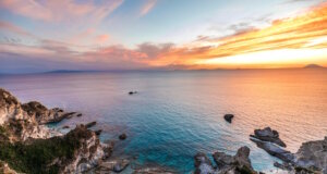 Die versteckte Bucht Praia i Focu bei Capo Vaticano – nur zu Fuß oder per Boot erreichbar, mit spektakulärem Blick auf die Äolischen Inseln. Im Herbst in ganz besonderem Licht. (Foto: © Tommaso Pugliese)