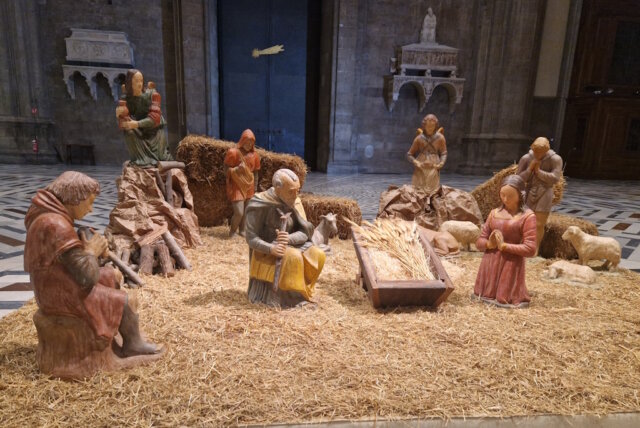 Eine Weihnachtskrippe, die klassische Presepe, hier im Herzen des Doms zu Florenz, dem Dumo Santa Maria del Fiore. (Foto: © Bastian Glumm)