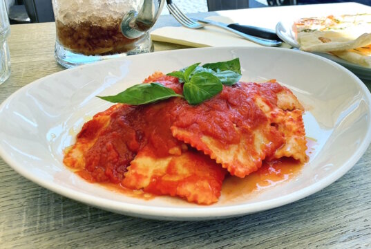 Ravioloe sind ein echter Klassiker der italienischen Küche – herzhaft, vielseitig und einfach zum Verlieben. (Foto: © Bastian Glumm)