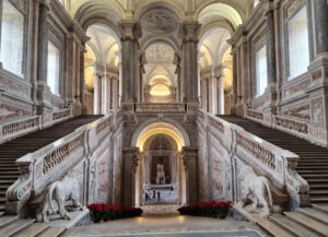 Wer das Reggia di Caserta besucht, kommt an der Vanvitelli-Treppe nicht vorbei. Hier wurden Szenen in gleich mehreren bekannten Spielfilmen gedreht. (Foto: © Bastian Glumm)