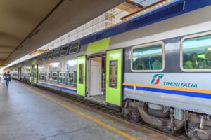Regionalzug von Trenitalia im Bahnhof von Pisa ein typisches Bild des modernen Nahverkehrs, der die Stadt mit vielen Orten der Toskana verbindet. (Foto: © Elena Odareeva / Adobe Stock)