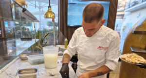 Finaler Handgriff an der Nuda e Cruda: Der vorgebackene Pizzateig wird im Anticus mit frischen Zutaten wie Büffelmozzarella, Rucola und Prosciutto belegt – ein kreatives Gericht zwischen Pizza und gefüllter Focaccia. (Foto: © Bastian Glumm)