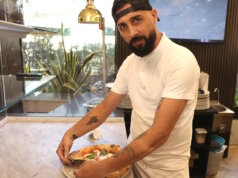 Pizzaiolo Ciro Leopardi bei der finalen Zubereitung einer klassischen Margherita im Anticus, Pozzuoli. (Foto: © Bastian Glumm)