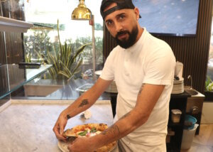 Pizzaiolo Ciro Leopardi bei der finalen Zubereitung einer klassischen Margherita im Anticus, Pozzuoli. (Foto: © Bastian Glumm)