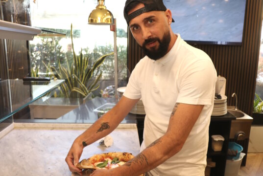 Pizzaiolo Ciro Leopardi bei der finalen Zubereitung einer klassischen Margherita im Anticus, Pozzuoli. (Foto: © Bastian Glumm)