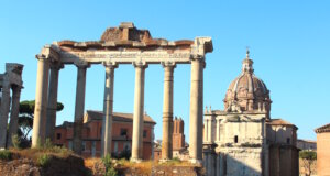 Das Forum Romanum in Rom: Der Tourismus in Italien zeigt sich 2025 weiterhin stabil. Nach den bislang veröffentlichten Daten des nationalen Statistikamts ISTAT liegen Übernachtungen und internationale Nachfrage im bisherigen Jahresverlauf über dem Vorjahresniveau. (Foto: © Bastian Glumm)