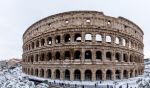Schnee in Rom: Das Kolosseum unter einer seltenen weißen Decke – wenn Kaltluft aus dem Norden über Mittelitalien zieht, verwandelt sich selbst die Ewige Stadt kurzzeitig in eine Winterkulisse. (Foto: © Joseph Creamer / Adobe Stock)