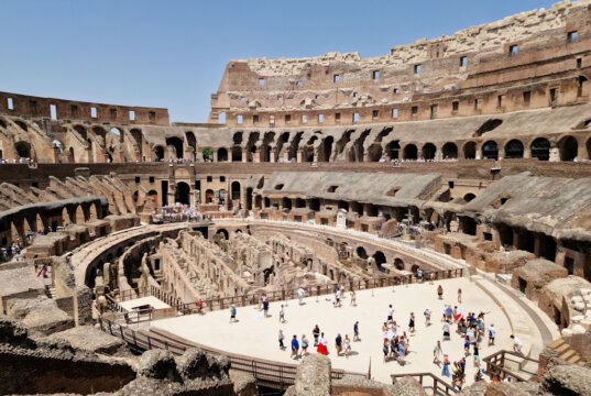 Das Kolosseum, eines der beeindruckendsten Bauwerke der Antike, ist ein Symbol für die Macht und den Erfindungsreichtum des Römischen Reiches. Es liegt im Herzen Roms und zieht jährlich Millionen von Besuchern aus aller Welt an. (Foto: © Bastian Glumm)