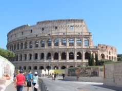 Touristen auf dem Weg zum Kolosseum in Rom: wer entspannt ankommen möchte, sollte Tickets bereits vorab online reservieren. (Foto: © Bastian Glumm)
