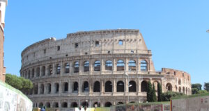 Fünf Touristenfallen am Kolosseum in Rom: Was Reisende wissen sollten Touristen auf dem Weg zum Kolosseum in Rom: wer entspannt ankommen möchte, sollte Tickets bereits vorab online reservieren. (Foto: © Bastian Glumm)