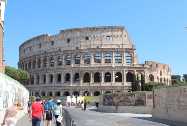 rom-kolosseum-touristen-tipps (1) Touristen auf dem Weg zum Kolosseum in Rom: wer entspannt ankommen möchte, sollte Tickets bereits vorab online reservieren. (Foto: © Bastian Glumm)