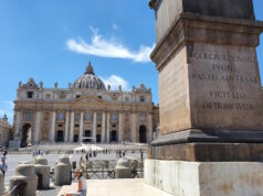 Petersdom in Rom: Geschichte, Architektur und Tipps für den Besuch Der Petersdom auf dem Petersplatz im Vatikan: Zentrum der Christenheit und eines der beeindruckendsten Bauwerke Roms. (Foto: © Bastian Glumm)