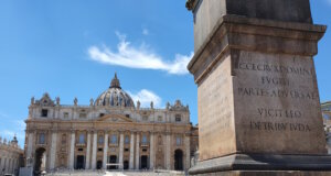 Petersdom in Rom: Geschichte, Architektur und Tipps für den Besuch Der Petersdom auf dem Petersplatz im Vatikan: Zentrum der Christenheit und eines der beeindruckendsten Bauwerke Roms. (Foto: © Bastian Glumm)