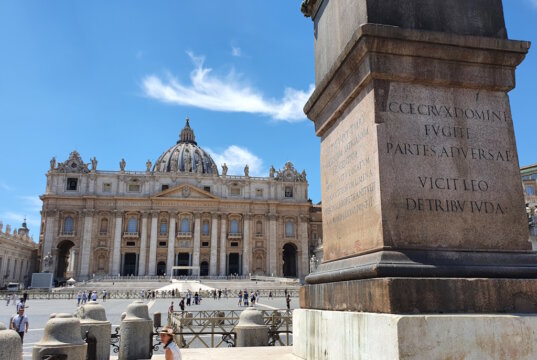Der Petersdom auf dem Petersplatz im Vatikan: Zentrum der Christenheit und eines der beeindruckendsten Bauwerke Roms. (Foto: © Bastian Glumm)