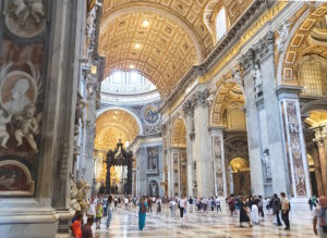 Blick in das Hauptschiff des Petersdoms mit dem bronzenen Baldachin von Gian Lorenzo Bernini über dem Papstaltar. (Foto: © Bastian Glumm)