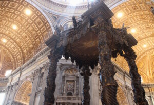 Berninis bronzener Baldachin erhebt sich über dem Grab des Apostels Petrus. Er bildet den Mittelpunkt des Petersdoms und eines der größten Meisterwerke des Barock. (Foto: © Bastian Glumm)
