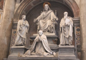 Grabmal von Papst Pius VIII im Petersdom, geschaffen 1866 von Pietro Tenerani. In der Mitte kniet der Papst in stiller Andacht, über ihm thront Christus als Weltenrichter, flankiert von den Aposteln Petrus und Paulus. (Foto: © Bastian Glumm)