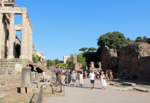 Der Titusbogen (hinten) liegt an der Via Sacra im Forum Romanum. (Foto: © Bastian Glumm)