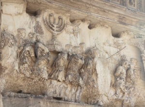 In den Titusbogen eingemeißelt: Legionäre tragen die legendäre Menora auf einem Triumphzug durch Rom. Erbeutet wurde der jüdische Kultgegenstand bei der Eroberung Jerusalems im Jahr 70. (Foto: © Bastian Glumm)