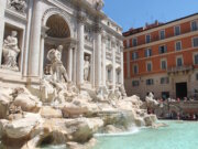 Der Trevi-Brunnen ist eine der berkanntesten Sehenswürdigkeiten in Rom. Derzeit wird das barocke Meisterwerk renoviert, das Foto entstand vor den Sanierungsarbeiten. (Foto: © Bastian Glumm)