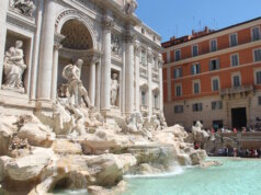 Der Trevi-Brunnen ist eine der berkanntesten Sehenswürdigkeiten in Rom. Derzeit wird das barocke Meisterwerk renoviert, das Foto entstand vor den Sanierungsarbeiten. (Foto: © Bastian Glumm)