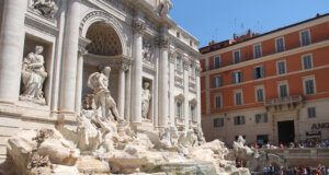 Der Trevi-Brunnen ist eine der berkanntesten Sehenswürdigkeiten in Rom. Derzeit wird das barocke Meisterwerk renoviert, das Foto entstand vor den Sanierungsarbeiten. (Foto: © Bastian Glumm)