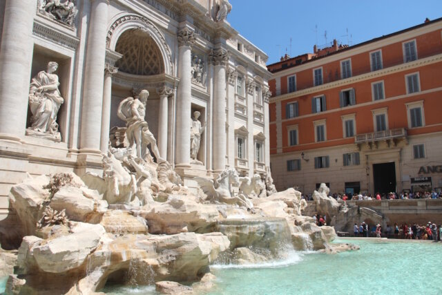 Der Trevi-Brunnen ist eine der berkanntesten Sehenswürdigkeiten in Rom. Derzeit wird das barocke Meisterwerk renoviert, das Foto entstand vor den Sanierungsarbeiten. (Foto: © Bastian Glumm)