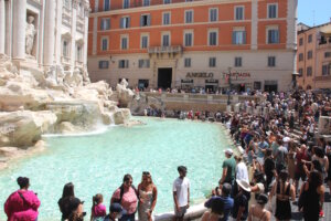 Der Trevi-Brunnen ist ein Touristen-Magnet, täglich wollen ganze Menschenmassen dem Brunnen einen Besuch abstatten. (Foto: © Bastian Glumm)